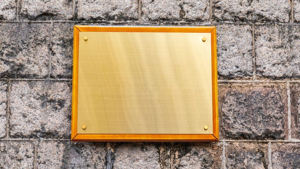 Comment puis-je demander une enseigne commerciale sur mesure ?